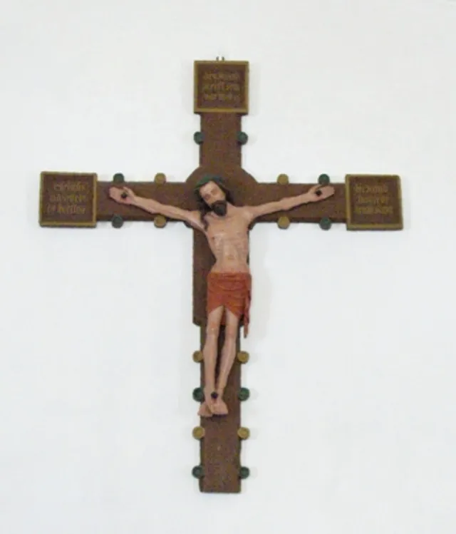 Krusifiks og apostelfigurer