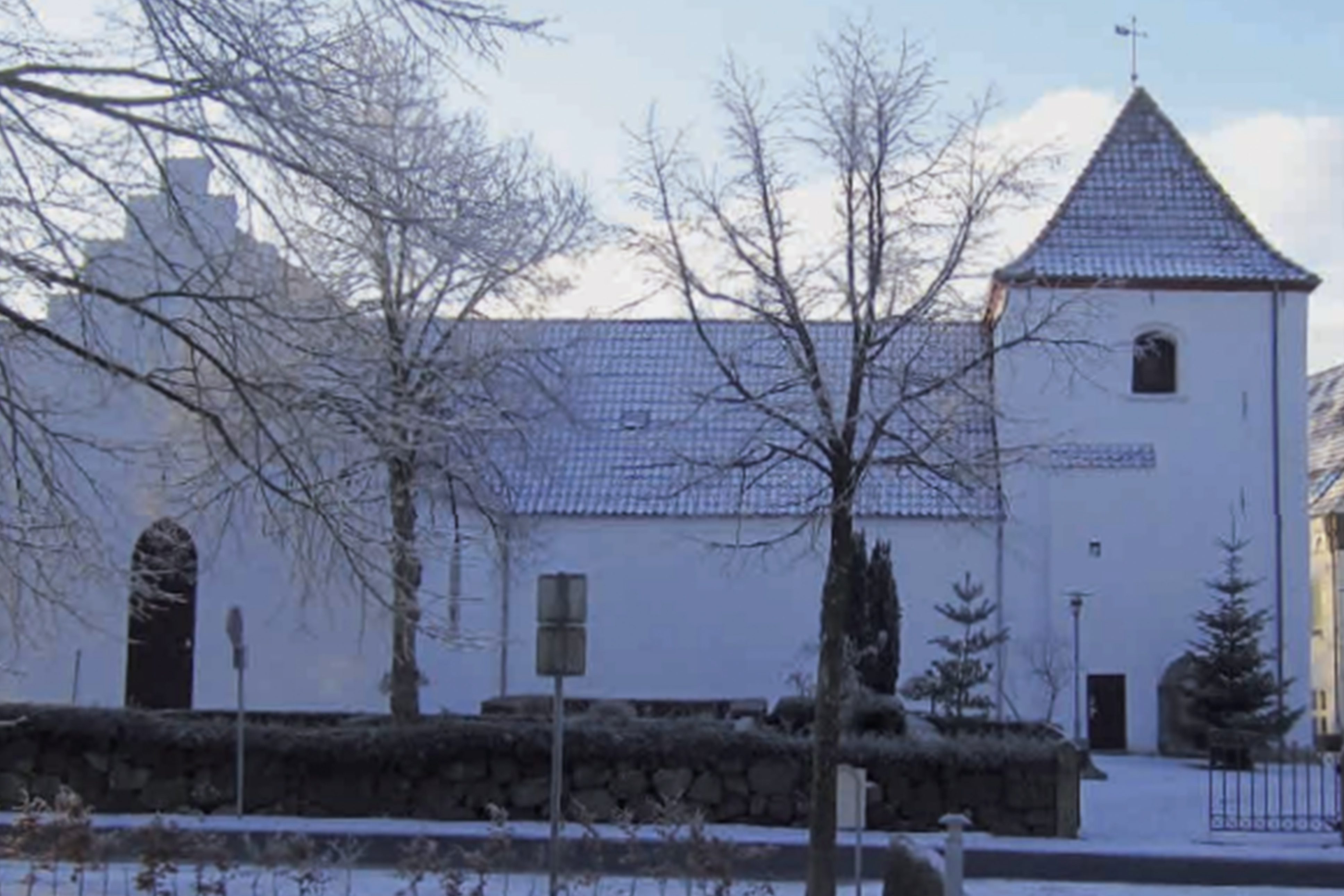 Kirketårn og kirkeklokke foto 2