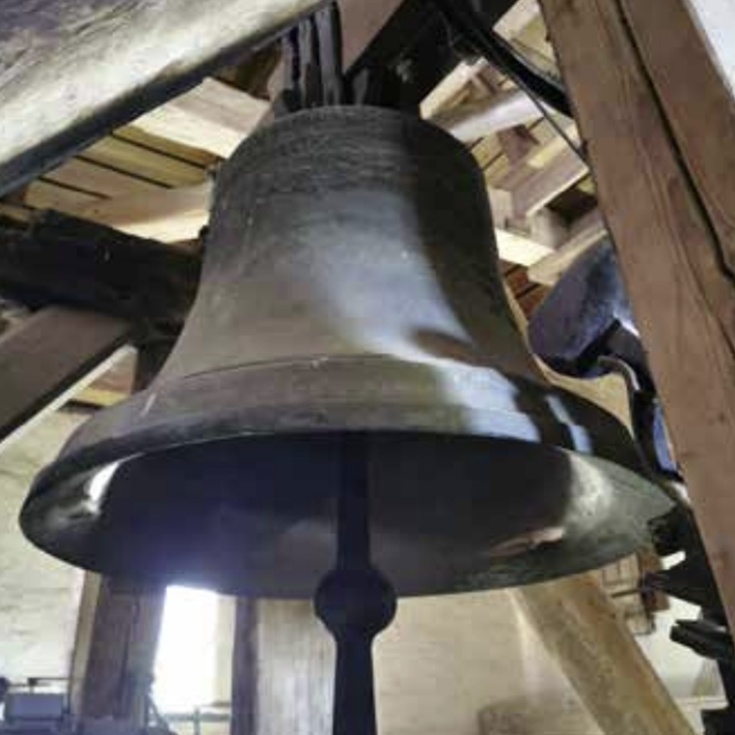 Kirketårn og kirkeklokke foto 1